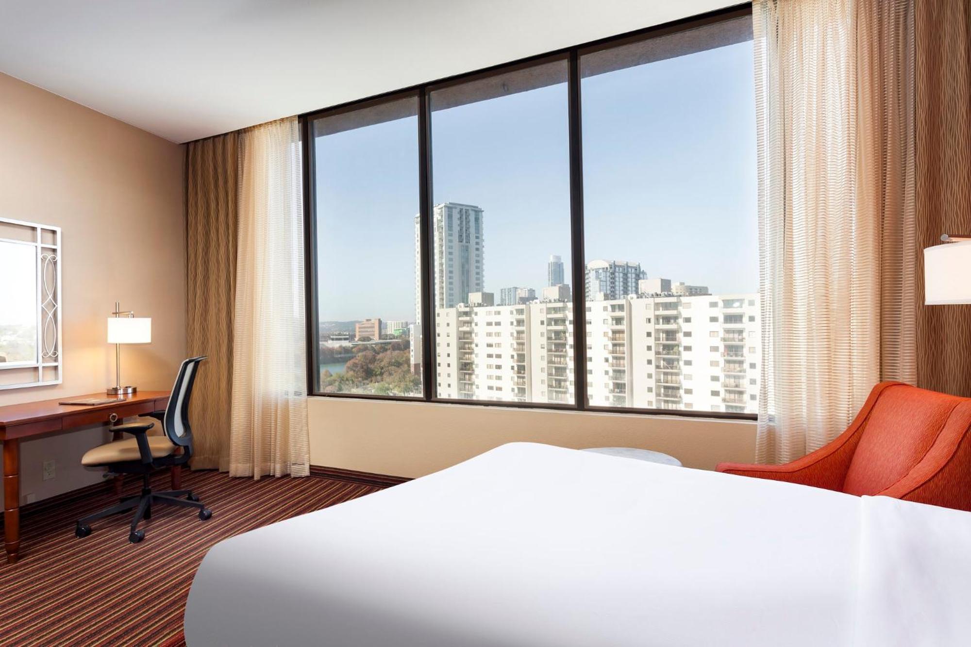 Holiday Inn Austin -Town Lake By Ihg Exterior photo